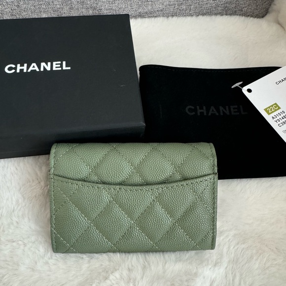 Brand New Green Cardholder Wallet - Received as Gift ❌ Not the Brand Likely! - Picture 4 of 6
